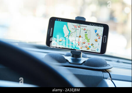 MONTREAL, CANADA - febbraio, 2016 - applicazione di navigazione GPS Waze in esecuzione su Samsung S5 in un'auto. Foto Stock