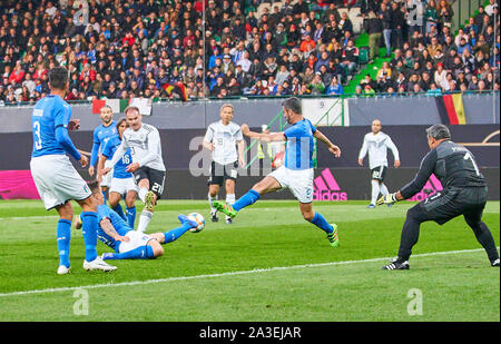 La Furth, Germania. Il 7 ottobre, 2019. Alexander ZICKLER sparare sul traguardo Fabio Cannavaro, Simone PERROTTA , il portiere Angelo PERUZZI blocchi, Jürgen KLINSMANN in rassegna tutti DFB-stelle - Italia tutte le stelle 1.della Lega calcio tedesca , Fürth, Ottobre 07, 2019 stagione 2019/2020 © Peter Schatz / Alamy Live News Foto Stock