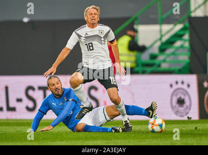 La Furth, Germania. Il 7 ottobre, 2019. Juergen KLINSMANN, DFB 18 competere per la palla, affrontando, duello, intestazione zweikampf, azione, lotta contro Gianluca ZAMBROTTA DFB TUTTI-stelle - Italia tutte le stelle 1.della Lega calcio tedesca , Fürth, Ottobre 07, 2019 stagione 2019/2020 © Peter Schatz / Alamy Live News Foto Stock