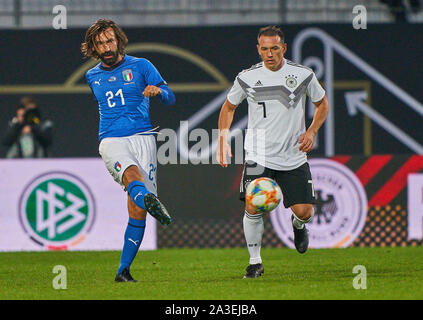 La Furth, Germania. Il 7 ottobre, 2019. Andrea Pirlo competere per la palla, affrontando, duello, intestazione zweikampf, azione, lotta contro Piotr TROCHOWSKI DFB TUTTI-stelle - Italia tutte le stelle 1.della Lega calcio tedesca , Fürth, Ottobre 07, 2019 stagione 2019/2020 © Peter Schatz / Alamy Live News Foto Stock