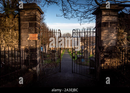 Edimburgo, Scozia, 14 dicembre 2018: percorso ad un ingresso di un cimitero con un open cancellata in ferro battuto Foto Stock