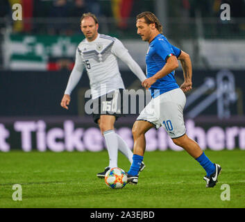 La Furth, Germania. Il 7 ottobre, 2019. Francesco TOTTO competere per la palla, affrontando, duello, intestazione zweikampf, azione, lotta contro Jens NOWOTNY DFB TUTTI-stelle - Italia tutte le stelle 1.della Lega calcio tedesca , Fürth, Ottobre 07, 2019 stagione 2019/2020 © Peter Schatz / Alamy Live News Foto Stock