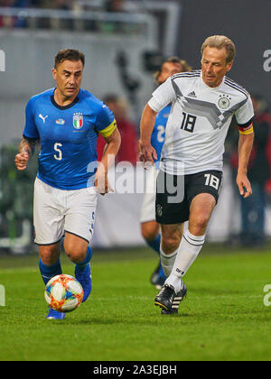 La Furth, Germania. Il 7 ottobre, 2019. Juergen KLINSMANN, DFB 18 competere per la palla, affrontando, duello, intestazione zweikampf, azione, lotta contro Fabio CANNAVARO DFB TUTTI-stelle - Italia tutte le stelle 1.della Lega calcio tedesca , Fürth, Ottobre 07, 2019 stagione 2019/2020 © Peter Schatz / Alamy Live News Foto Stock