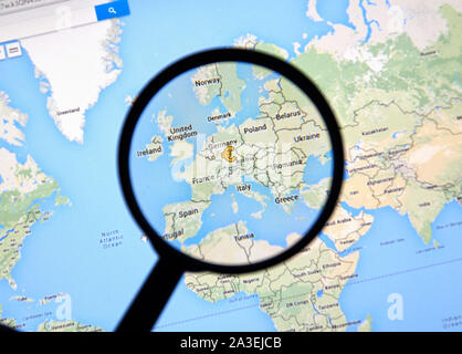 MONTREAL, CANADA - febbraio, 2016 - Europa mappa con il simbolo dell'Euro su Google Maps sotto la lente di ingrandimento. Foto Stock
