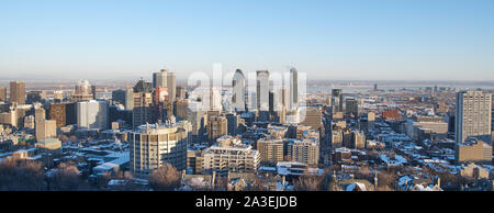 MONTREAL, CANADA - febbraio, 2016 - vista panoramica in inverno nel centro di Montreal da Mount Royal mountain. Foto Stock