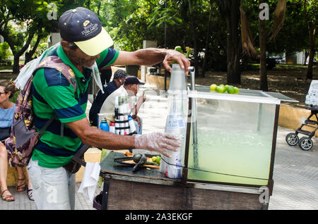 Venditore ambulante vendendo limonata in La Matuna Cartagena Foto Stock