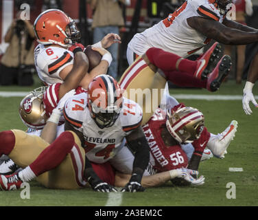 Santa Clara, Stati Uniti. 07 ott 2019. Cleveland Browns quarterback Baker Mayfield (6) è saccheggiata dal San Francisco 49ers nel primo trimestre a Levi's Stadium di Santa Clara in California il 7 ottobre 2019. Il 49ers sconfitto il Browns 31-3. Foto di Terry Schmitt/UPI Credito: UPI/Alamy Live News Foto Stock