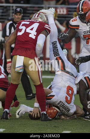 Santa Clara, Stati Uniti. 07 ott 2019. Cleveland Browns quarterback Baker Mayfield (6) è saccheggiata dal San Francisco 49ers nel primo trimestre a Levi's Stadium di Santa Clara in California il 7 ottobre 2019. Il 49ers sconfitto il Browns 31-3. Foto di Terry Schmitt/UPI Credito: UPI/Alamy Live News Foto Stock