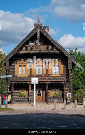 Potsdam, Germania. 07 ott 2019. Un tipico log cabin sorge nell'insediamento Alexandrovka nel nord della capitale dello stato. Il re Federico Guglielmo III di Prussia aveva l'insediamento costruito nel 1826/27 per gli ultimi dodici cantanti russi di un coro precedentemente costituito da 62 soldati. È stato un Sito Patrimonio Mondiale dell'UNESCO in Potsdam dal 1999. Credito: Monika Skolimowska/dpa-Zentralbild/dpa/Alamy Live News Foto Stock