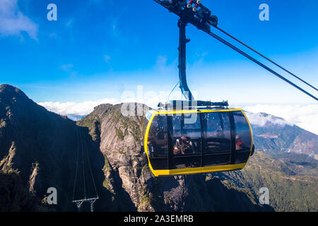 Funivia per la cima del Monte Fansipan aka tetto dell Indocina dal rilassato la città di sapa Foto Stock