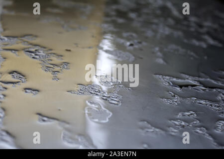 Gocce di metallo, pioggia e acqua temporanea, texture e lo sfondo Foto Stock