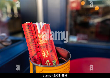 Raccolta di avvolgere le bacchette di bambù seduto nel caffè possono al ristorante tavolo al ristorante asiatico Foto Stock