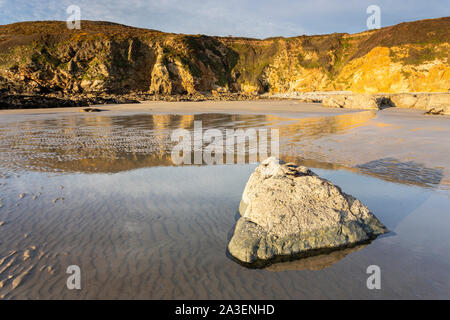 La spiaggia di chiesa baia sulla costa di Anglesey, Galles del Nord Foto Stock