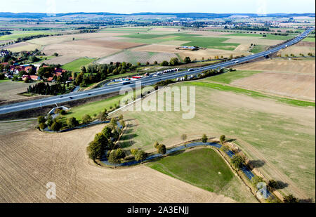 Bockenem, Germania. 07 ott 2019. Una tortuosa strada collega i distretti di Jerze e Bornum am Harz (l) nel distretto di Hildesheim (fotografia aerea con drone). Sullo sfondo è possibile vedere la autostrada A7 e la zona di riposo Ambergau. Credito: Hauke-Christian Dittrich/dpa/Alamy Live News Foto Stock