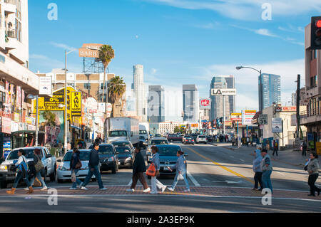 Le persone che attraversano la strada nel centro di Los Angeles, luglio 15, 2015 - Los Angeles, CA Foto Stock