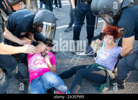 Gli ufficiali di polizia arresti di attivisti durante il protestCities in tutto il mondo come Londra, Berlino, New York, Buenos Aires, París ha iniziato la seconda settimana internazionale della ribellione mentre gli attivisti eseguire in diverse azioni del pacifico di protesta e di disobbedienza civile sotto il dovere etico per recuperare la responsabilità di una azione politica allo scopo di attenuare le gravi conseguenze del cambiamento climatico ed ecologico. A Madrid sono state due azioni parallele, uno in Paseo de la Castellana, dove una strada principale è stato bloccato per una catena umana e ci sono stati alcuni attivisti che sono stati arrestati e la seco Foto Stock