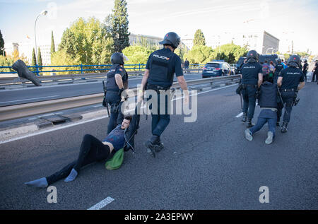 Gli ufficiali di polizia arresti di attivisti durante il protestCities in tutto il mondo come Londra, Berlino, New York, Buenos Aires, París ha iniziato la seconda settimana internazionale della ribellione mentre gli attivisti eseguire in diverse azioni del pacifico di protesta e di disobbedienza civile sotto il dovere etico per recuperare la responsabilità di una azione politica allo scopo di attenuare le gravi conseguenze del cambiamento climatico ed ecologico. A Madrid sono state due azioni parallele, uno in Paseo de la Castellana, dove una strada principale è stato bloccato per una catena umana e ci sono stati alcuni attivisti che sono stati arrestati e la seco Foto Stock