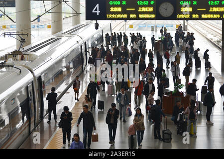 Nanjing, Nanjing, Cina. 8 Ott, 2019. Nanjing Ã¯Â¼Å"CINA-Ottobre 7, 2019, ultimo giorno della Giornata Nazionale settimana d'oro, alta velocità ferroviaria Nanjing Stazione Sud segna il picco di ritorno flusso di passeggeri. Secondo la China National Railway Group Co., Ltd., l'ultimo giorno della Giornata Nazionale vacanza, la ferrovia segna il picco più alto di ritorno flusso di passeggeri, dovrebbe inviare 16.79 milioni di passeggeri, un ulteriore 1260 treni passeggeri, il più grande numero di treni aggiuntivi durante la giornata nazionale Il giorno di vacanza. Credito: SIPA Asia/ZUMA filo/Alamy Live News Foto Stock