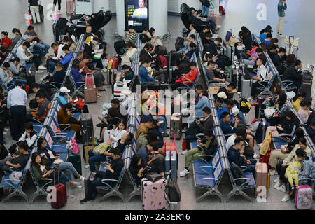 Nanjing, Nanjing, Cina. 8 Ott, 2019. Nanjing Ã¯Â¼Å"CINA-Ottobre 7, 2019, ultimo giorno della Giornata Nazionale settimana d'oro, alta velocità ferroviaria Nanjing Stazione Sud segna il picco di ritorno flusso di passeggeri. Secondo la China National Railway Group Co., Ltd., l'ultimo giorno della Giornata Nazionale vacanza, la ferrovia segna il picco più alto di ritorno flusso di passeggeri, dovrebbe inviare 16.79 milioni di passeggeri, un ulteriore 1260 treni passeggeri, il più grande numero di treni aggiuntivi durante la giornata nazionale Il giorno di vacanza. Credito: SIPA Asia/ZUMA filo/Alamy Live News Foto Stock