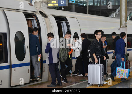 Nanjing, Nanjing, Cina. 8 Ott, 2019. Nanjing Ã¯Â¼Å"CINA-Ottobre 7, 2019, ultimo giorno della Giornata Nazionale settimana d'oro, alta velocità ferroviaria Nanjing Stazione Sud segna il picco di ritorno flusso di passeggeri. Secondo la China National Railway Group Co., Ltd., l'ultimo giorno della Giornata Nazionale vacanza, la ferrovia segna il picco più alto di ritorno flusso di passeggeri, dovrebbe inviare 16.79 milioni di passeggeri, un ulteriore 1260 treni passeggeri, il più grande numero di treni aggiuntivi durante la giornata nazionale Il giorno di vacanza. Credito: SIPA Asia/ZUMA filo/Alamy Live News Foto Stock