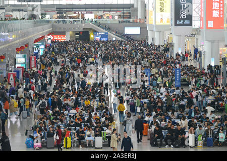 Nanjing, Nanjing, Cina. 8 Ott, 2019. Nanjing Ã¯Â¼Å"CINA-Ottobre 7, 2019, ultimo giorno della Giornata Nazionale settimana d'oro, alta velocità ferroviaria Nanjing Stazione Sud segna il picco di ritorno flusso di passeggeri. Secondo la China National Railway Group Co., Ltd., l'ultimo giorno della Giornata Nazionale vacanza, la ferrovia segna il picco più alto di ritorno flusso di passeggeri, dovrebbe inviare 16.79 milioni di passeggeri, un ulteriore 1260 treni passeggeri, il più grande numero di treni aggiuntivi durante la giornata nazionale Il giorno di vacanza. Credito: SIPA Asia/ZUMA filo/Alamy Live News Foto Stock