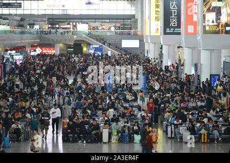 Nanjing, Nanjing, Cina. 8 Ott, 2019. Nanjing Ã¯Â¼Å"CINA-Ottobre 7, 2019, ultimo giorno della Giornata Nazionale settimana d'oro, alta velocità ferroviaria Nanjing Stazione Sud segna il picco di ritorno flusso di passeggeri. Secondo la China National Railway Group Co., Ltd., l'ultimo giorno della Giornata Nazionale vacanza, la ferrovia segna il picco più alto di ritorno flusso di passeggeri, dovrebbe inviare 16.79 milioni di passeggeri, un ulteriore 1260 treni passeggeri, il più grande numero di treni aggiuntivi durante la giornata nazionale Il giorno di vacanza. Credito: SIPA Asia/ZUMA filo/Alamy Live News Foto Stock