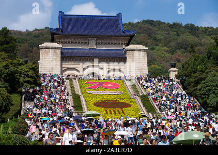 Nanjing, Nanjing, Cina. 8 Ott, 2019. Il 2 ottobre 2019, i turisti hanno visitato nel punto panoramico di Zhongshan nel Mausoleo, Nanjing. Credito: SIPA Asia/ZUMA filo/Alamy Live News Foto Stock