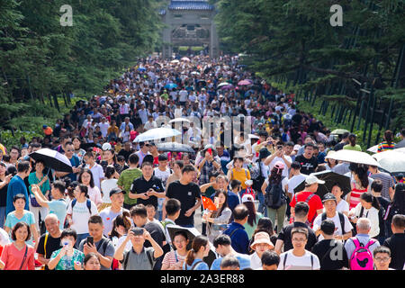 Nanjing, Nanjing, Cina. 8 Ott, 2019. Il 2 ottobre 2019, i turisti hanno visitato nel punto panoramico di Zhongshan nel Mausoleo, Nanjing. Credito: SIPA Asia/ZUMA filo/Alamy Live News Foto Stock