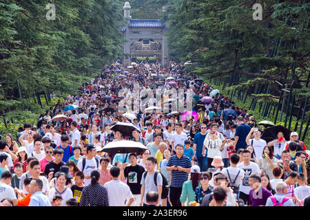 Nanjing, Nanjing, Cina. 8 Ott, 2019. Il 2 ottobre 2019, i turisti hanno visitato nel punto panoramico di Zhongshan nel Mausoleo, Nanjing. Credito: SIPA Asia/ZUMA filo/Alamy Live News Foto Stock