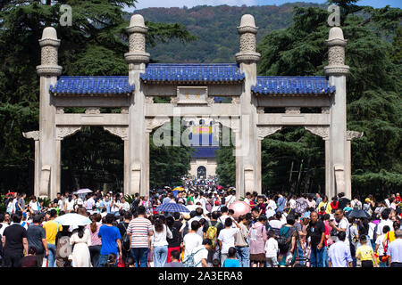 Nanjing, Nanjing, Cina. 8 Ott, 2019. Il 2 ottobre 2019, i turisti hanno visitato nel punto panoramico di Zhongshan nel Mausoleo, Nanjing. Credito: SIPA Asia/ZUMA filo/Alamy Live News Foto Stock