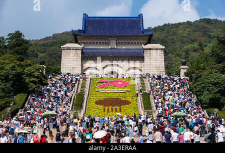 Nanjing, Nanjing, Cina. 8 Ott, 2019. Il 2 ottobre 2019, i turisti hanno visitato nel punto panoramico di Zhongshan nel Mausoleo, Nanjing. Credito: SIPA Asia/ZUMA filo/Alamy Live News Foto Stock