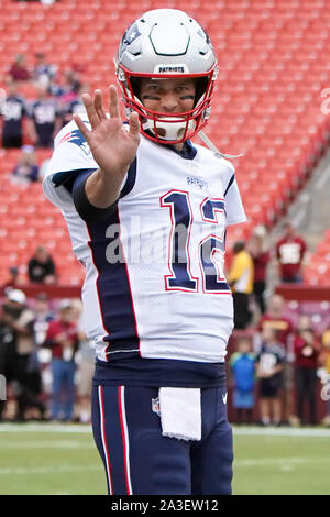 Landover, Maryland, Stati Uniti d'America. Il 7 ottobre, 2019. New England Patriots quarterback Tom Brady (12) onde per una ventola prima che la partita contro i Washington Redskins al campo di FedEx. I patrioti win 33-7. Credito: Debby Wong/ZUMA filo/Alamy Live News Foto Stock