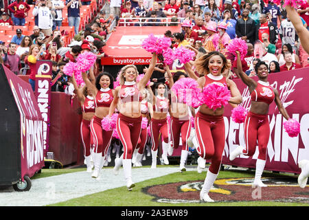 Landover, Maryland, Stati Uniti d'America. Il 7 ottobre, 2019. Washington Redskins cheerleaders uscire dal tunnel prima della partita contro il New England Patriots al campo di FedEx. I patrioti win 33-7. Credito: Debby Wong/ZUMA filo/Alamy Live News Foto Stock