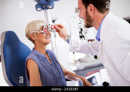 Oftalmologia concetto. Paziente la visione dell'occhio in esame ambulatorio oculistico Foto Stock