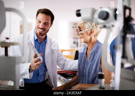 Oftalmologia concetto. Paziente la visione dell'occhio in esame ambulatorio oculistico Foto Stock