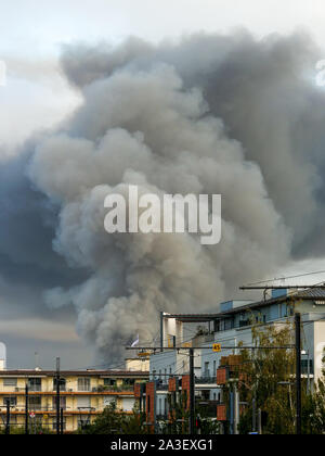 Grande fuoco avviene in una zona industriale, Villeurbanne, Rhone, Francia Foto Stock