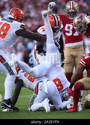 Santa Clara, Stati Uniti. 07 ott 2019. Cleveland Browns quarterback Baker Mayfield (6) è saccheggiata dal San Francisco 49ers nel primo trimestre a Levi's Stadium di Santa Clara in California il 7 ottobre 2019. Il 49ers sconfitto il Browns 31-3. Foto di Bruce Gordon/UPI Credito: UPI/Alamy Live News Foto Stock