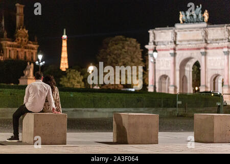 Bella serata a Parigi. Paio di trascorrere del tempo insieme. Foto Stock