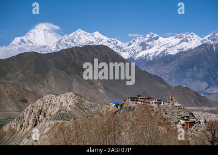 Vista del gompa Jhong monastero buddista e Dhaulagiri Himal, Mustang district, Nepal Foto Stock