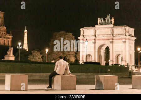 Bella serata a Parigi. Paio di trascorrere del tempo insieme. Foto Stock