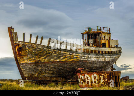 Abbandonato il vecchio trawler imbarcazione a Akranes Porto West Islanda Islanda Foto Stock