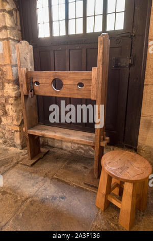Vecchio gogna in legno stock sul display nella prigione di Leicester Guildhall, England, Regno Unito Foto Stock