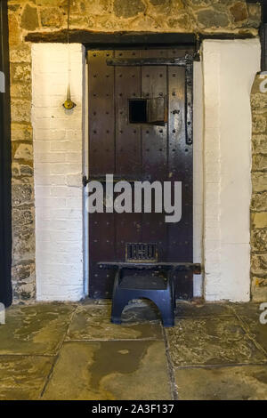 Vecchia cella di prigione porta, la vecchia prigione, Leicester Guildhall, England, Regno Unito Foto Stock