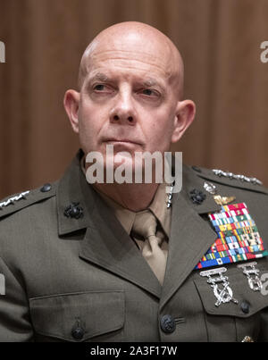 Washington, Stati Uniti. 07 ott 2019. Corpo della Marina degli Stati Uniti Il generale David H. Berger, Comandante della US Marine Corps, partecipa a un briefing con il presidente statunitense Trump e alti capi militari nel Cabinet Room della Casa Bianca di Washington, DC, lunedì 7 ottobre, 2019. Foto di Ron Sachs/UPI Credito: UPI/Alamy Live News Foto Stock