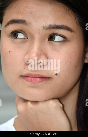 Una giovane femmina Filipina decidere Foto Stock