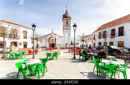 Gli uomini più anziani seduto e parlando nella piazza della città e in una giornata di sole. L'esodo rurale è stato attivato in Europa Foto Stock