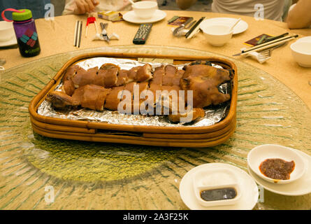 Il ristorante cinese, il maialetto, Hong Kong, Cina. Foto Stock
