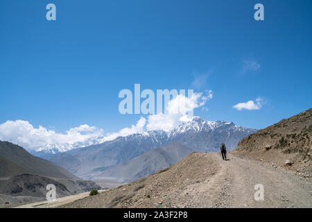 Trekking sulla strada da Muktinath a Kagbeni nel distretto di Mustang, Nepal Foto Stock