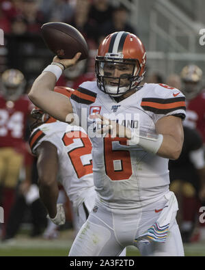 Santa Clara, Stati Uniti. 07 ott 2019. Cleveland Browns quarterback Baker Mayfield (6) genera nel primo trimestre contro il San Francisco 49ers a Levi's Stadium di Santa Clara in California il 7 ottobre 2019. Il 49ers sconfitto il Browns 31-3. Foto di Terry Schmitt/UPI Credito: UPI/Alamy Live News Foto Stock