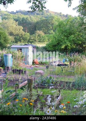 Un ben mantenuto riparto con posti a sedere e tavolo per stare seduti fuori a Darley ponte in prossimità di Matlock, Derbyshire Regno Unito su una soleggiata sera d'estate Foto Stock